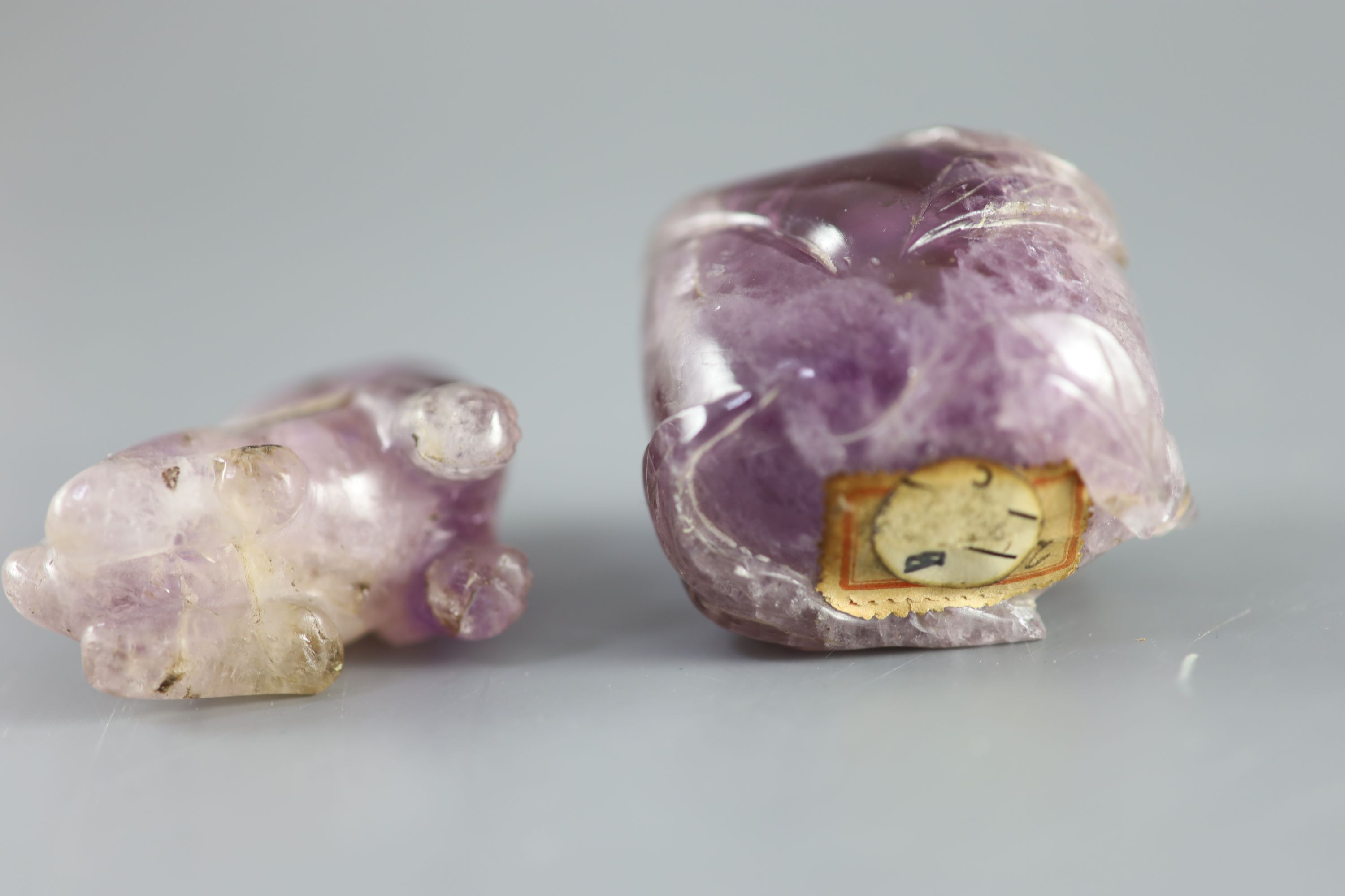 A Chinese amethyst rose quartz carving of a dog of Fo and a scent bottle and stopper, height 6.35cm and 5.1cm. (a.f.)